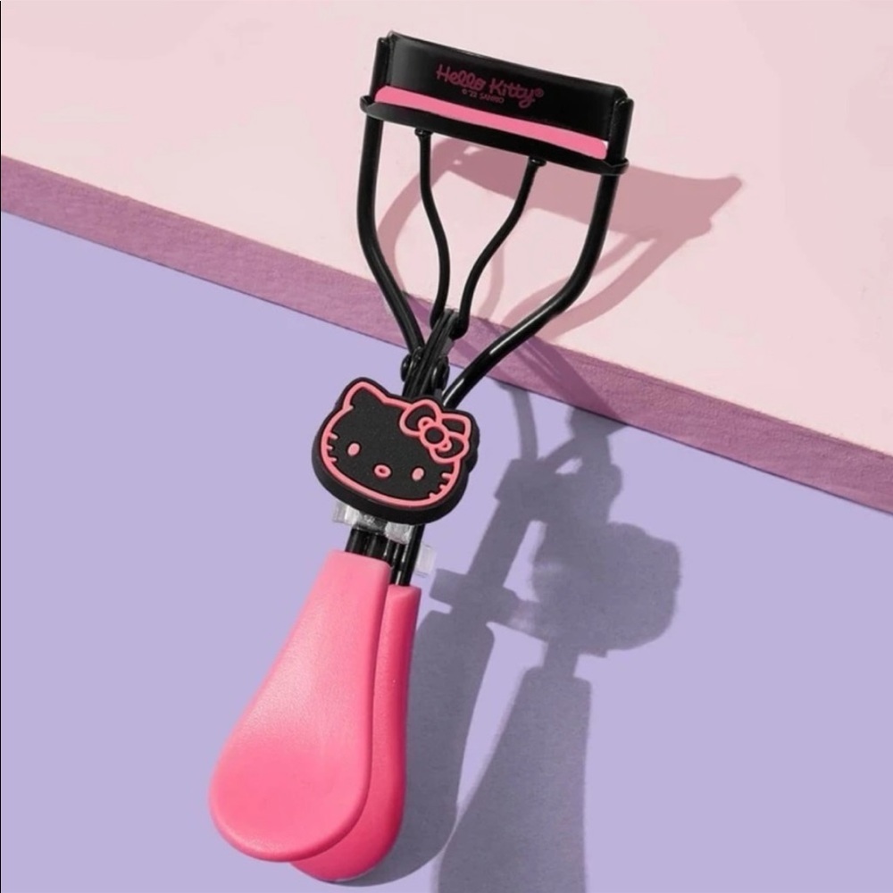 SHEIN X Limited Edition Hello Kitty Eyelash Curler With Graphic Carrying Case. - Picture 1 of 7